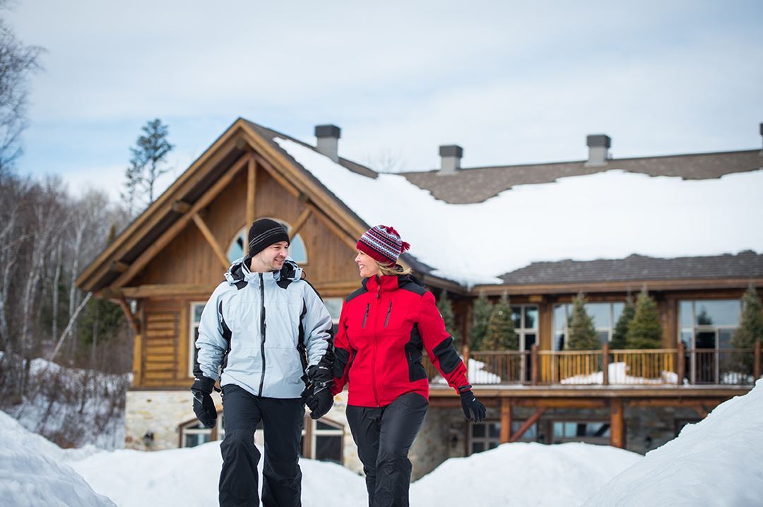 Auberge-du-Lac-Taureau-winter-couple