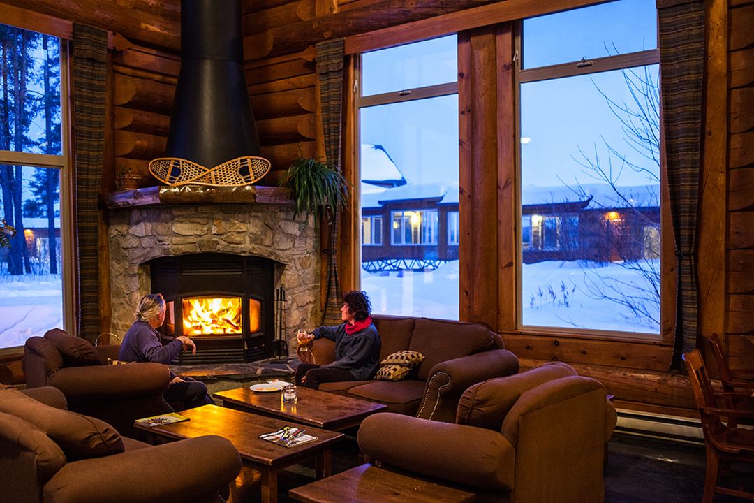 Auberge-du-Lac-Taureau-fireplace
