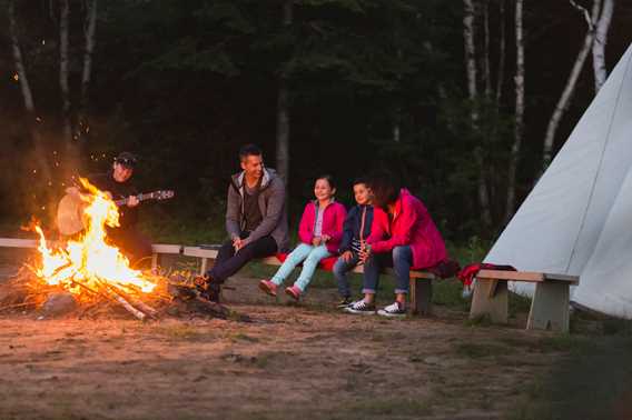 Famille au bord du feu à l'Auberge du Lac Taureau