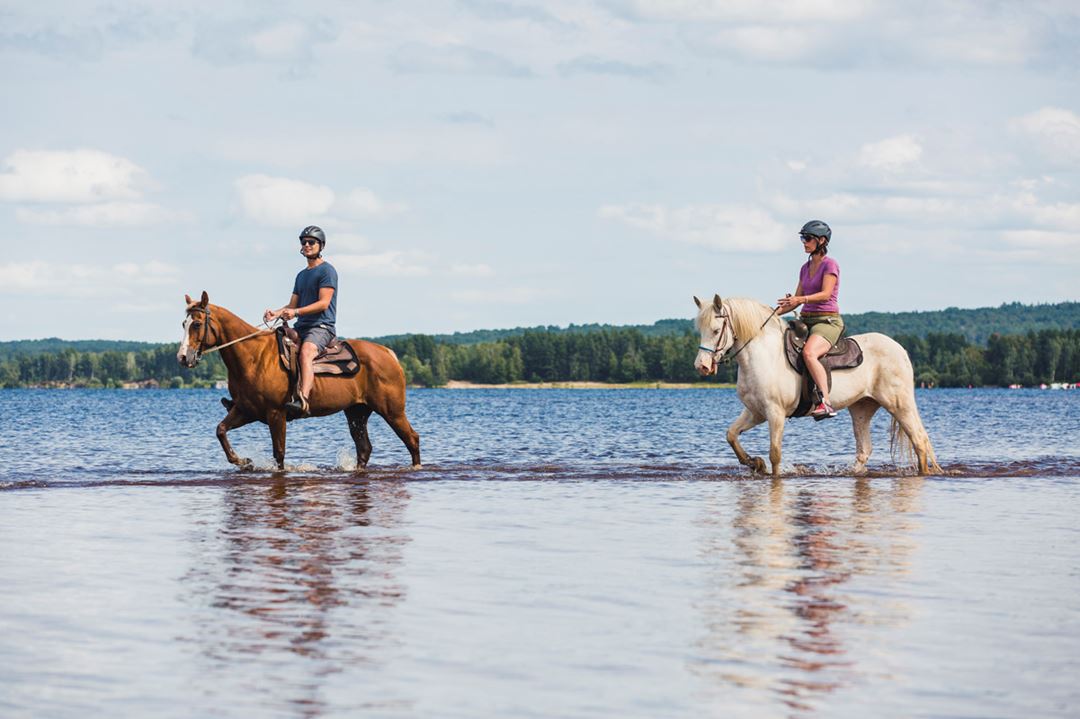 Horseback riding at Auberge du Lac Taureau