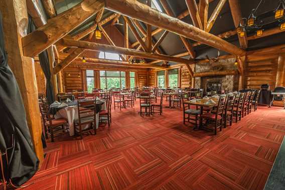 Dining room at Auberge du Lac Taureau