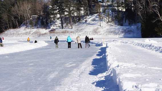 Sentier glacé sur le lac Rawdon