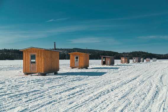 Ice fishing at Pourvoirie La Barrière