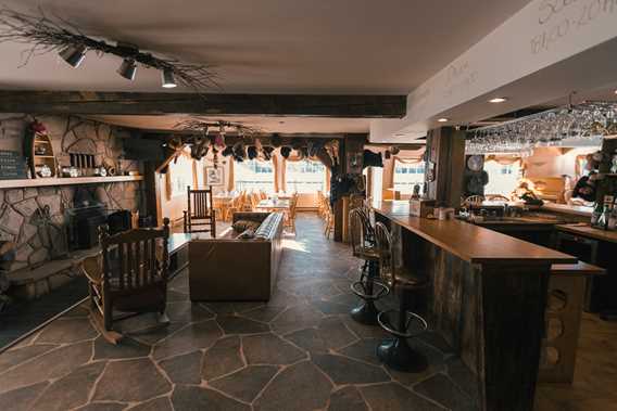 Dining room at Pourvoirie La Barrière