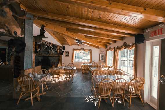 Dining room at Pourvoirie La Barrière