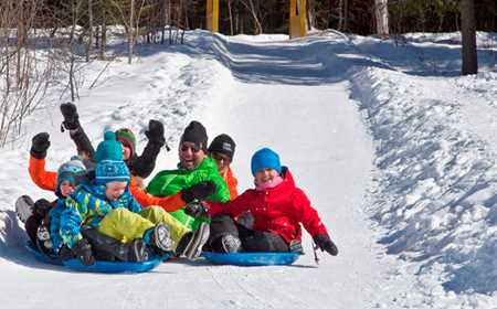 Children who slide in the winter at Féérie d'hiver de Saint-Donat