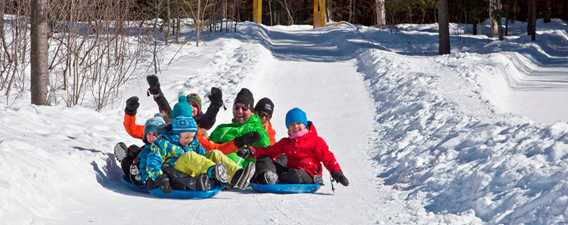 Children who slide in the winter at Féérie d'hiver de Saint-Donat