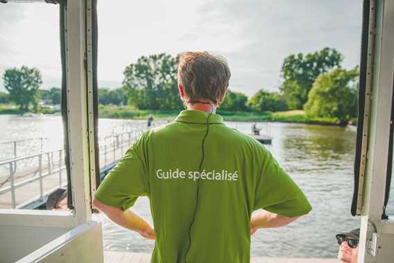 Guide animateur à bord du bateau pour les croisières patrimoniales de Repentigny