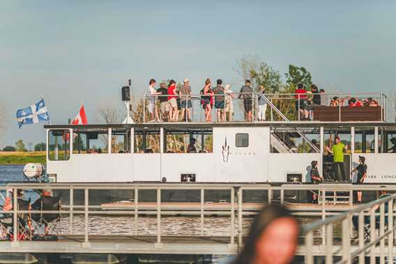 Le bateau Narvak Longueuil sur le fleuve Saint-Laurent