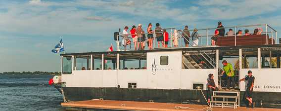 Le bateau Narvak Longueuil sur le fleuve Saint-Laurent