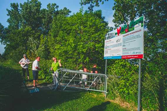 Gens qui attendent pour faire la croisière patrimoniale sur le Fleuve Saint-Laurent à Repentigny