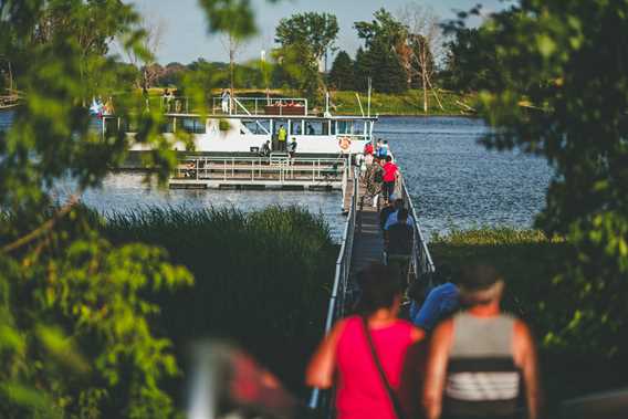 Gens qui attendent pour faire la croisière patrimoniale sur le Fleuve Saint-Laurent à Repentigny