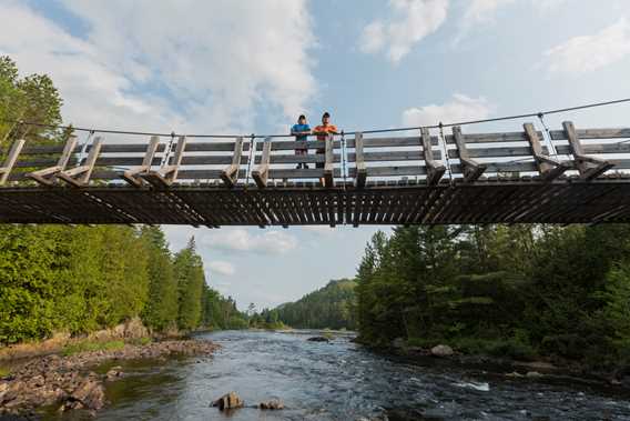 Pont suspendu Parc régional de la Forêt Ouareau