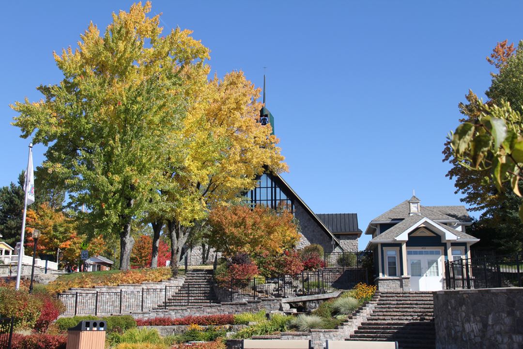 Centre du village de Saint-Donat en automne