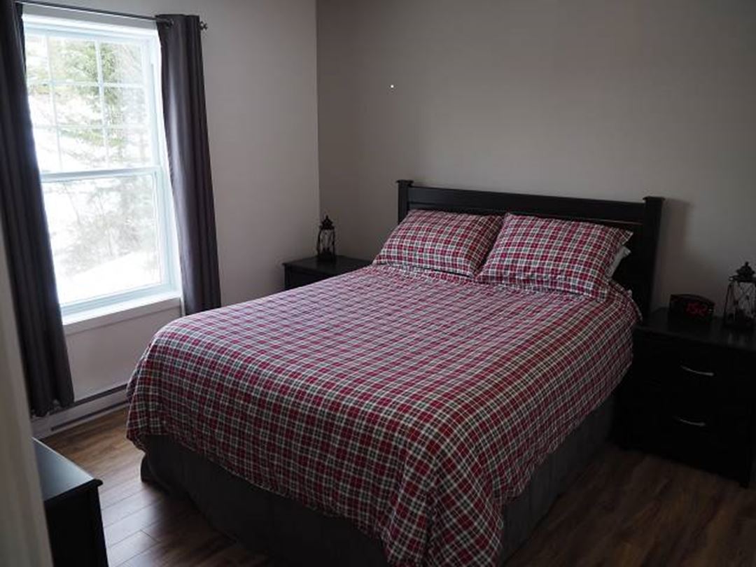 Principal bedroom with queen bed