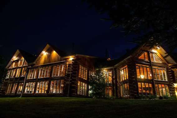 Auberge-du-Vieux-Moulin-at-night