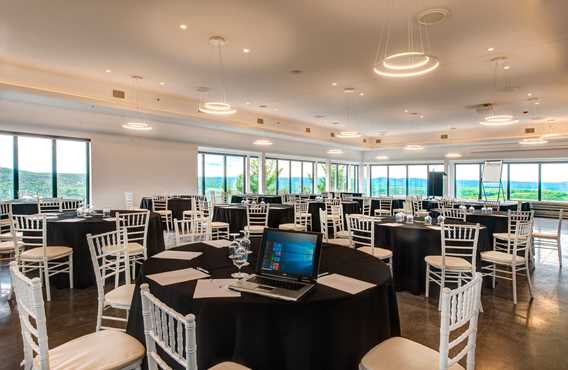 Salle de réception du pavillon Edelweiss de la Montagne Coupée