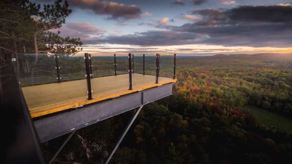 Vue de la terrasse du pavillon de la Montagne Coupée