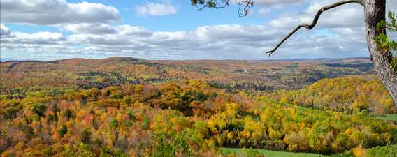 Vue de l'Auberge de la Montagne Coupée en automne