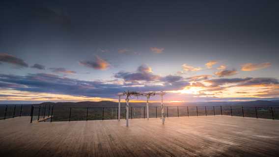 Terrasse aménagée pour un mariage à la Montagne Coupée