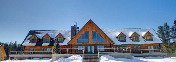hotel-cottages-canadaventure-snowmobile