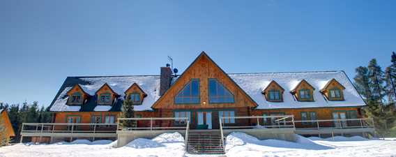 hotel-cottages-canadaventure-snowmobile