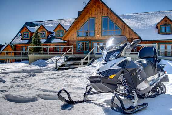 hotel-cottages-canadaventure-snowmobile