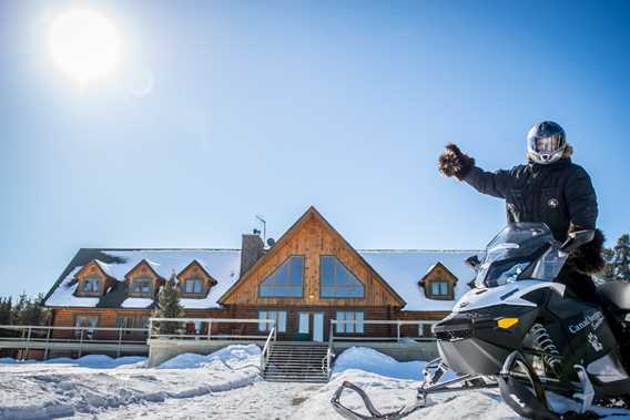 hotel-cottages-canadaventure-snowmobile