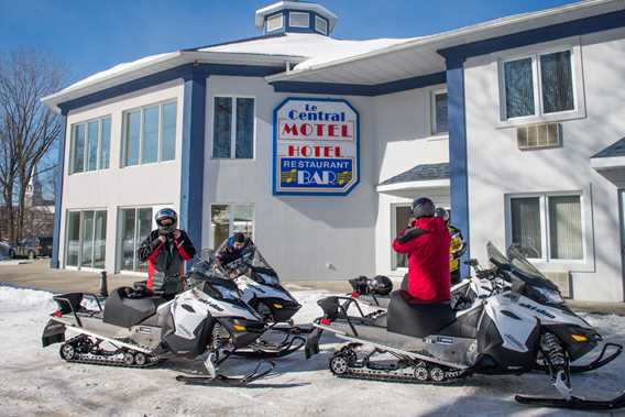 hotel-restaurant-bar-central-snowmobile