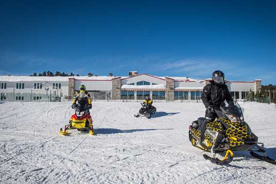 auberge-cabanon-hotel-snowmobile
