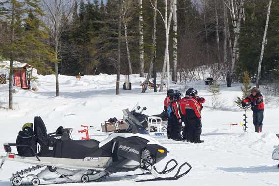 pouvoirie-pignon-rouge-mokocan-snowmobile-outfitter