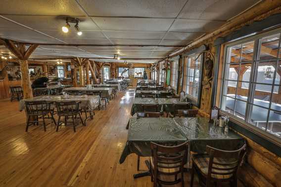 Dining room at Pourvoirie du Lac du Repos