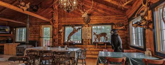 Dining room at Pourvoirie du Lac du Repos