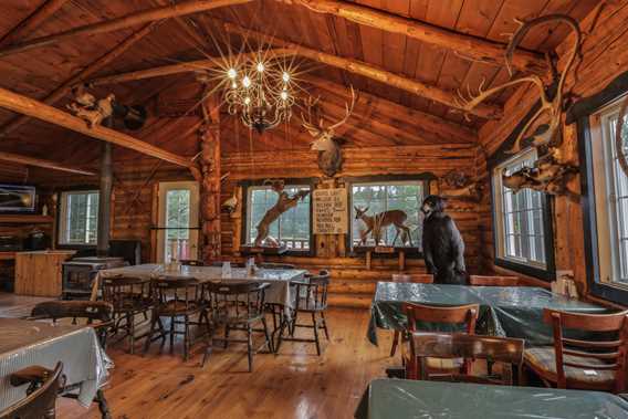 Dining room at Pourvoirie du Lac du Repos