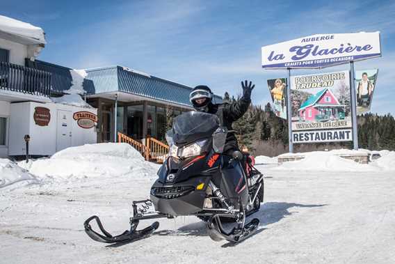 auberge-glaciere-motel-hotel-motoneige