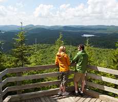 Couple en randonnée au Parc National du Mont-Tremblant