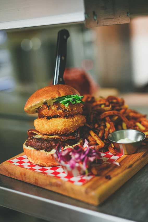 Burger of Microbrasserie Trécarré