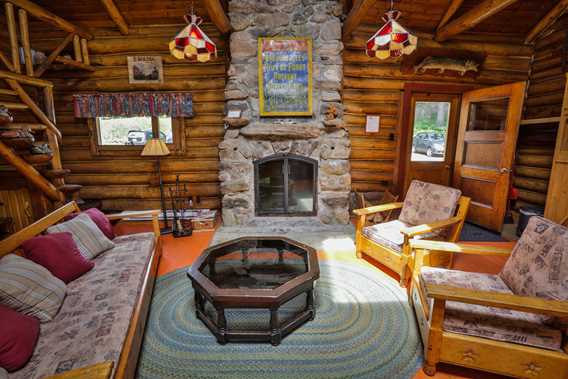 pourvoirie-kanamouche-indoor-living-room