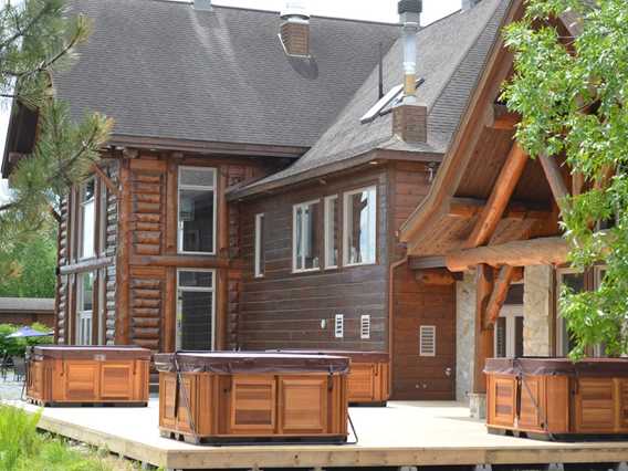 Spas extérieurs de l'Auberge du Lac Taureau