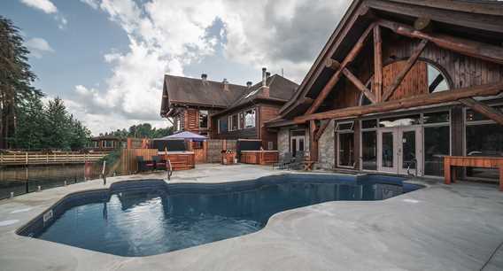 Piscine extérieure 4 saisons à l'Auberge du Lac Taureau