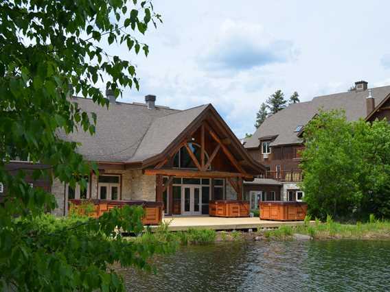 Outdoor spas at the Auberge du Lac taureau