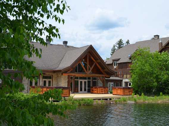 Spas extérieurs de l'Auberge du Lac Taureau