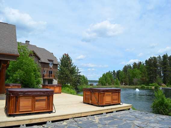Outdoor spas at the Auberge du Lac taureau
