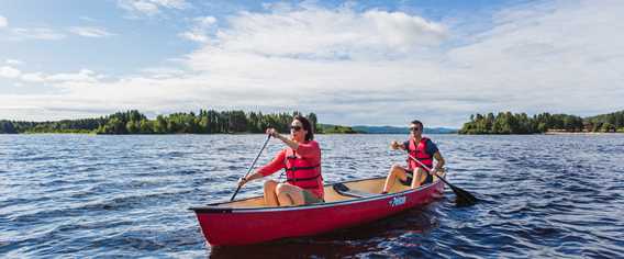 Canoe at the Auberge du Lac Taureau