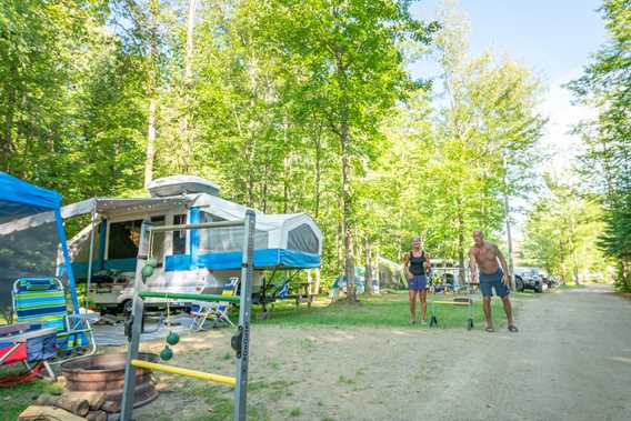 CAMPING À LA PLAGE BERNARD