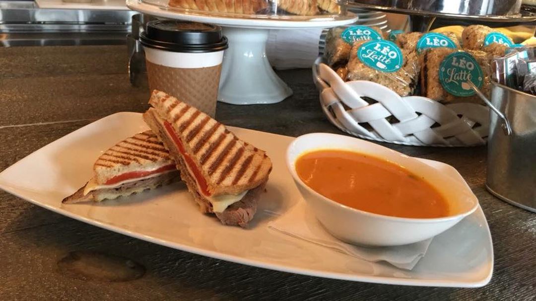 Tranches de panini grillé accompagné d'une soupe aux légumes servi dans une assiette rectangulaire blanche et un bol ovale en porcelaine blanche.