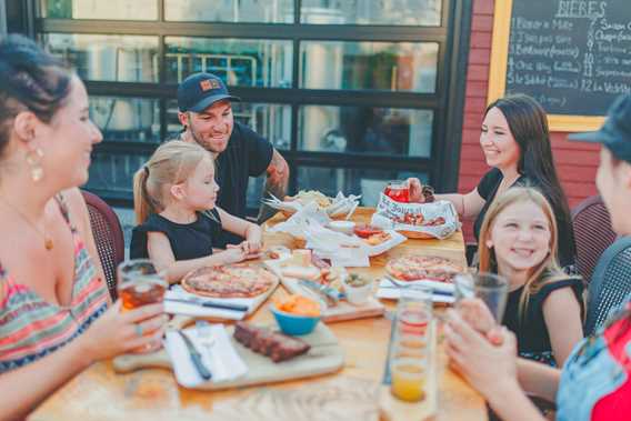 Famille à la microbrasserie L'Albatros