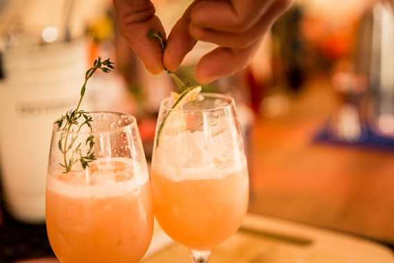 Préparation de cocktail au Festival Octenbulle de Mascouche