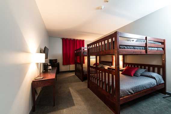 Chambre avec lits superposés à l'Auberge Val Saint-Côme
