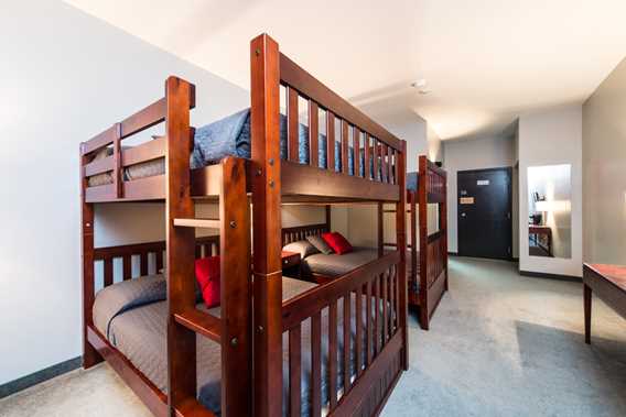 Chambre avec lits superposés à l'Auberge Val Saint-Côme